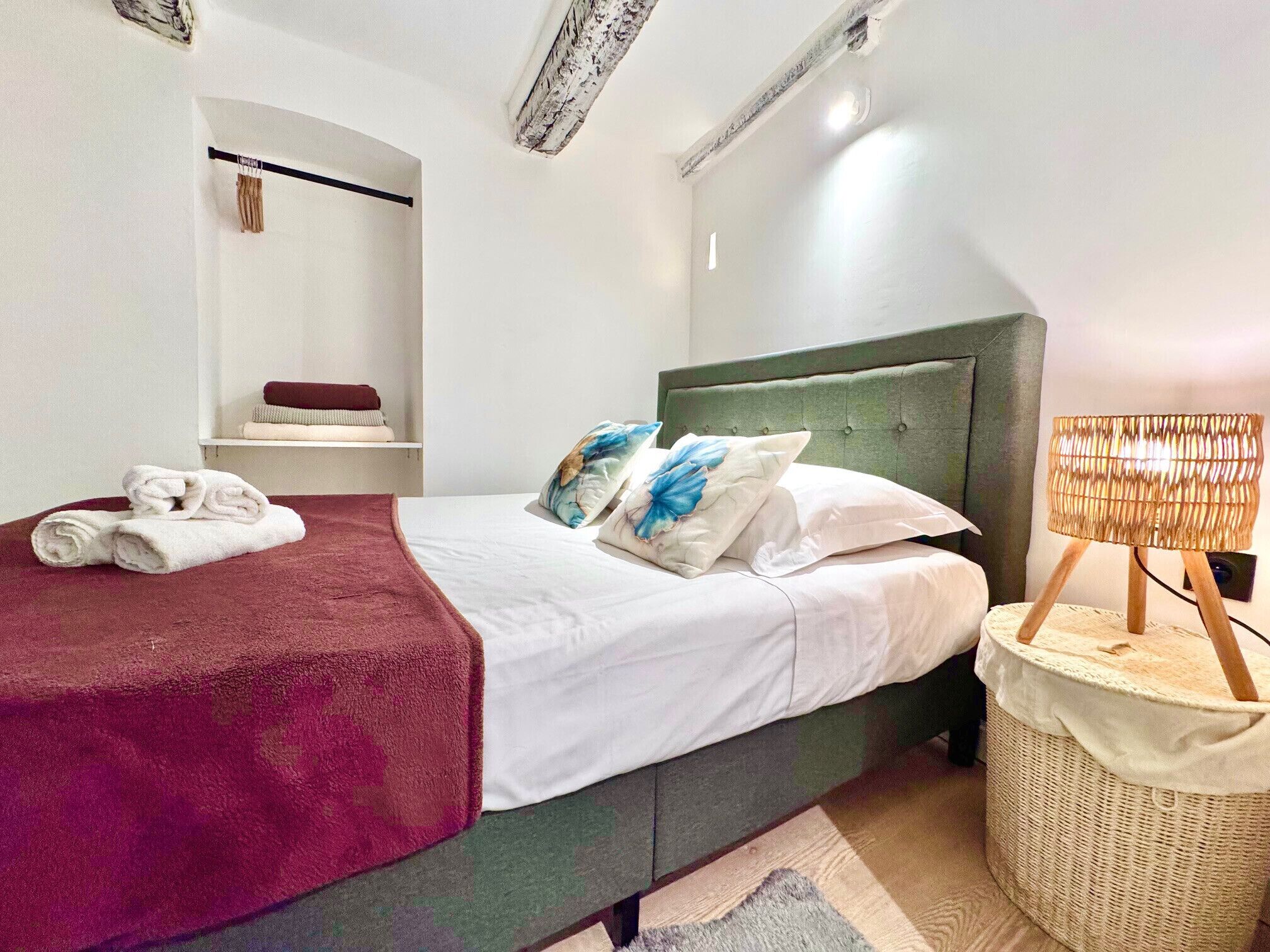 Tabla de planchar con plancha, wifi gratis y ropa de cama 