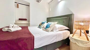 Tabla de planchar con plancha, wifi gratis y ropa de cama