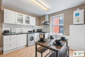Fridge, microwave, oven, stovetop - Stephanie`s Central Stay (Nottingham)