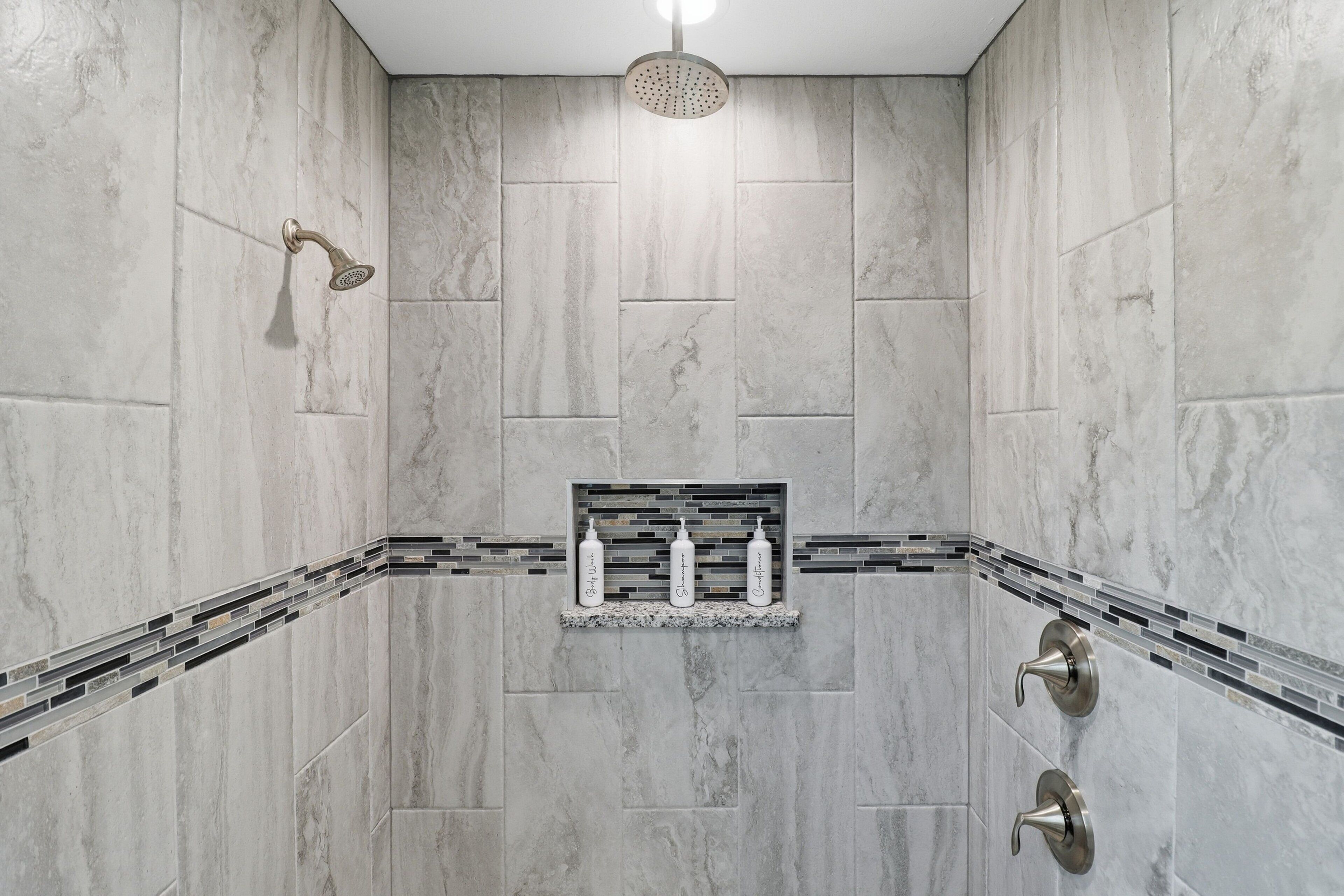 Duplex, 2 quartos | Banheiro | Toalhas de banho, shampoo