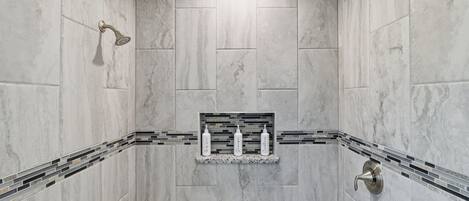 Duplex, 2 Bedrooms | Bathroom | Towels, shampoo