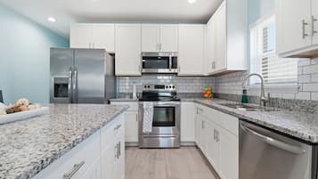 Duplex, 2 quartos | Cozinha privada | Geladeira, fogão, cafeteira/chaleira, torradeira