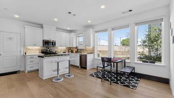 House, 2 Bedrooms | Private kitchen