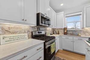 House, 2 Bedrooms | Private kitchen | Fridge, oven, coffee/tea maker - Private Escape Near Dfw Fort Worth At&t Fifa 2 Bedroom Home (North Richland Hills)