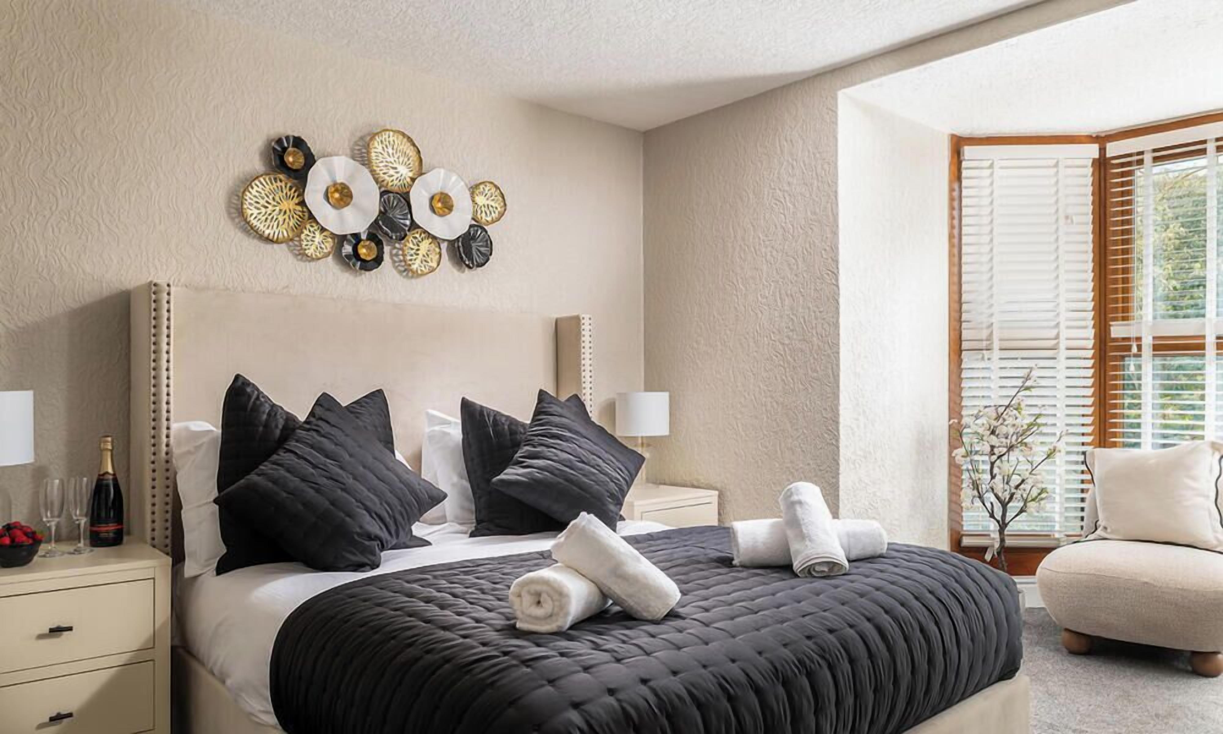 8 bedrooms, desk, iron/ironing board, WiFi