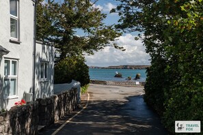 Property grounds - The Anchorage - with free parking (Snowdonia & North Wales)