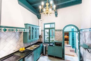 Fridge, microwave, oven, dishwasher - ISG Apartments: Mesón de los Caballeros (Sevilla)