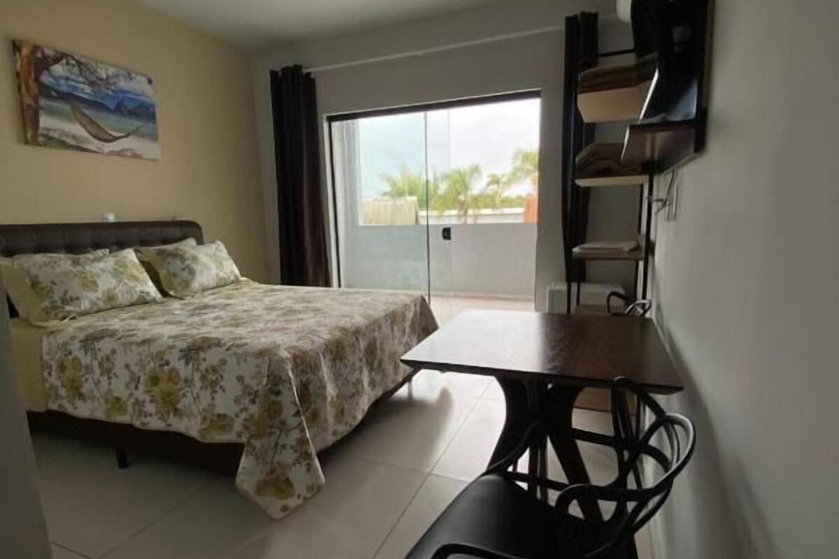 Phòng Suite tiện nghi đơn giản, ban công, quang cảnh thành phố