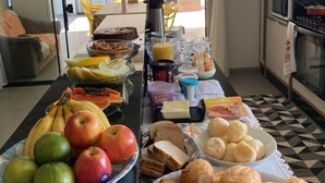 En frukostbuffé med frukt, bröd och bakverk.