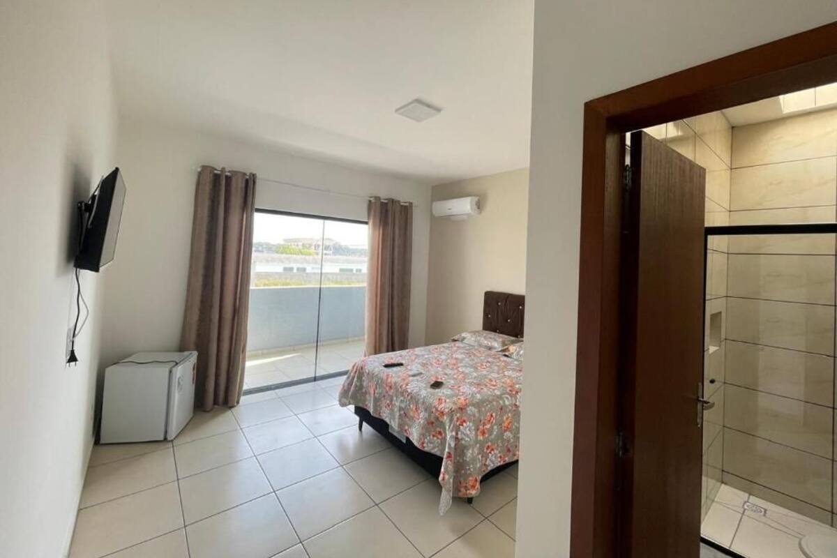 Phòng Suite tiện nghi đơn giản, ban công, quang cảnh thành phố