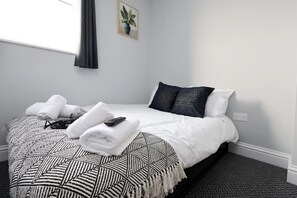 WiFi, bed sheets - Work • En-Suite • Fridge & Microwave • Smart TV (Carmarthenshire)