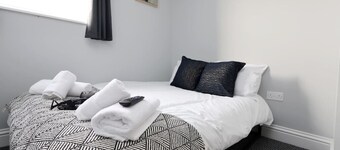 Work • En-Suite • Fridge & Microwave • Smart TV