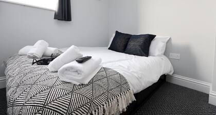 Work • En-Suite • Fridge & Microwave • Smart TV