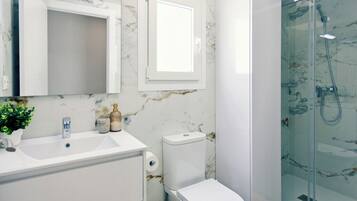 Familie appartement, balkon | Badkamer | Een douche, handdoeken, zeep, shampoo
