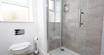 Work • En-Suite • Fridge & Microwave • Smart TV