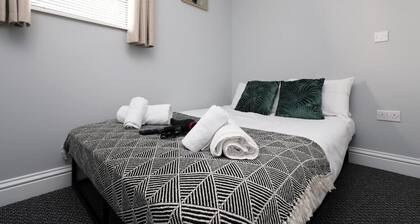 Work • En-Suite • Fridge & Microwave • Smart TV