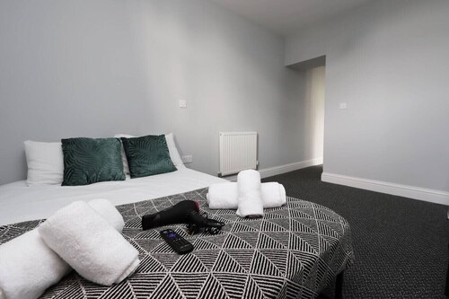 Work • En-Suite • Fridge & Microwave • Smart TV