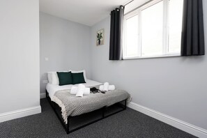 WiFi, bed sheets - Work • En-Suite • Fridge & Microwave • Smart TV (Carmarthenshire)