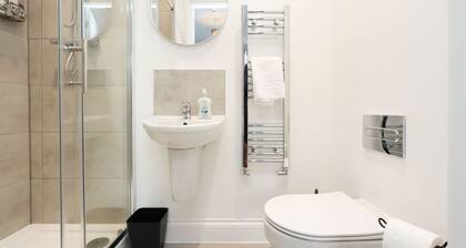Work • En-Suite • Fridge & Microwave • Smart TV