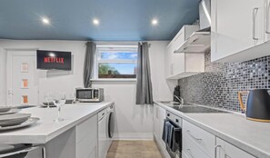 Fridge, microwave, oven, stovetop - Bella`s Lodge - near Motor Point Arena (Nottingham)
