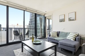 TV - Stunning CBD Penthouse Top-Floor Living with Pool, Gym & Skyline Views (Melbourne)