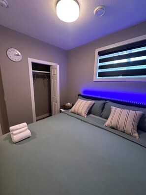 2 bedrooms, iron/ironing board, WiFi, bed sheets - Spacious 2-bedroom Basement Suite Near West Edmonton Mall. (Edmonton)