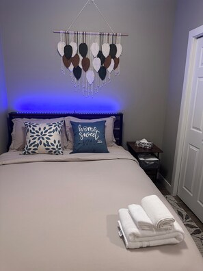 2 bedrooms, iron/ironing board, WiFi, bed sheets - Spacious 2-bedroom Basement Suite Near West Edmonton Mall. (Edmonton)