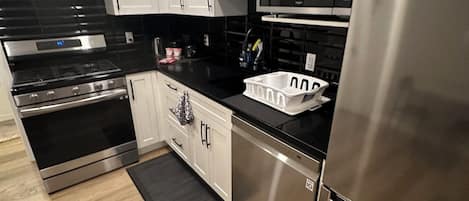 Microondas, horno, placa de cocina y lavavajillas