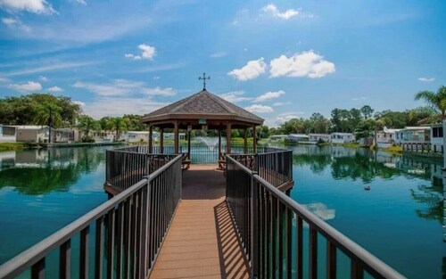 Cozy Florida Retreat w/Spacious Porch- Sleeps 4