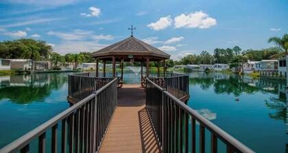 Cozy Florida Retreat w/Spacious Porch- Sleeps 4