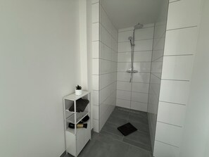 Douche, sèche-cheveux, serviettes fournies, savon