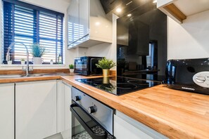 Microwave, oven, stovetop - 30% OFF| Secures| Parking |Garden| Netflix|2BR|Sleeps5 (Nottingham)
