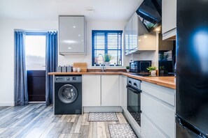 Microwave, oven, stovetop - 30% OFF| Secures| Parking |Garden| Netflix|2BR|Sleeps5 (Nottingham)