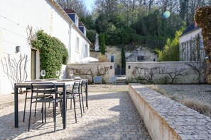 Outdoor dining - Vrbo Property (Pocé-sur-Cisse)