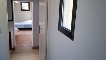 Fer et planche Ă repasser, draps fournis
