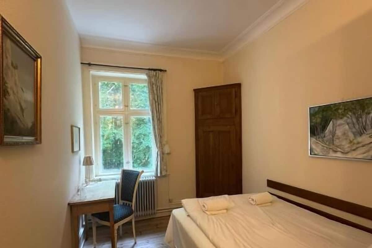 Petite Double - Garden View