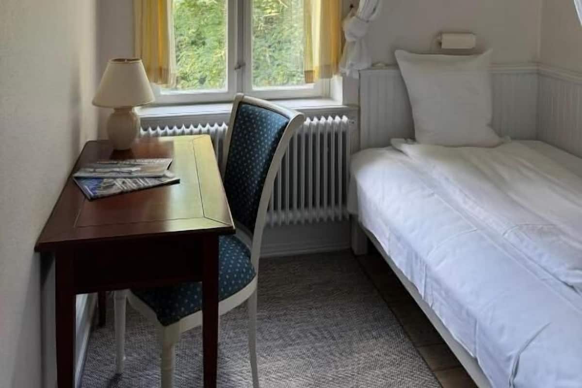 Petite Single - Garden View