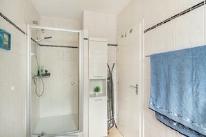 Shower, hair dryer, towels - Apartment Südstadtquartier 108 (Wilhelmshaven)
