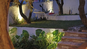 A garden with a hammock, steps, and a white wall. - Ksamil Villa with Private Pool & Jacuzzi – Serein (Ksamil)