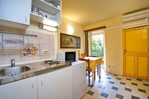 Fridge, microwave, stovetop, dishwasher - One-Bedroom Apartment Senko A2 (Trpanj)