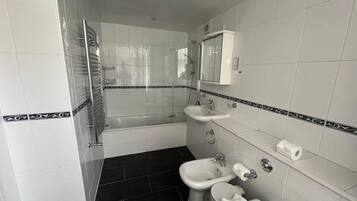 Deluxe Apartment | Bathroom