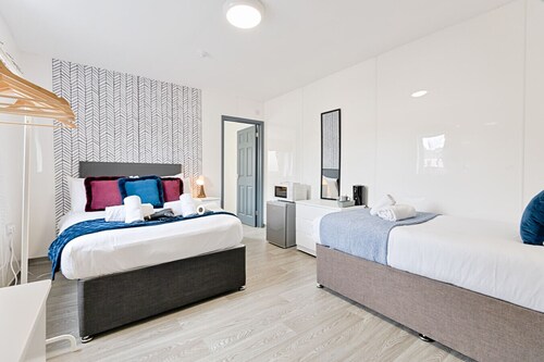 Private En-Suite Studio with TV, Fridge & Free Parking