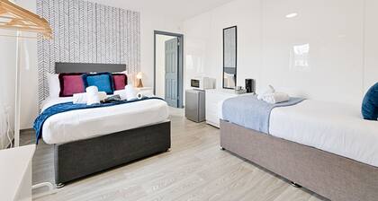 Private En-Suite Studio with TV, Fridge & Free Parking