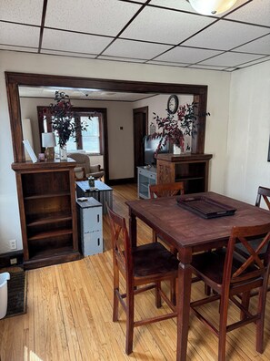 Dining - Quaint 2-bdrm, 1 bath apartment near Grand Avenue. Close to bus and light-rail. (Saint Paul)