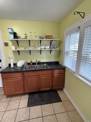 Interior - Quaint 2-bdrm, 1 bath apartment near Grand Avenue. Close to bus and light-rail. (Saint Paul)