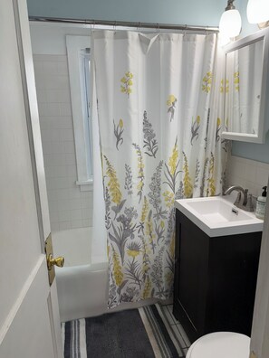 Towels, soap, toilet paper - Quaint 2-bdrm, 1 bath apartment near Grand Avenue. Close to bus and light-rail. (Saint Paul)