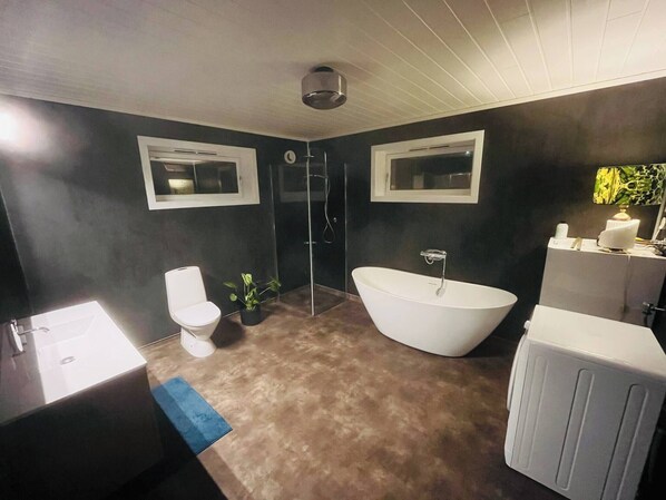 Apartment, 2 Schlafzimmer, Balkon | Badezimmer