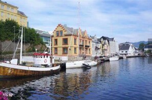 شقة - غرفتا نوم - بشرفة | المنشأة من الخارج