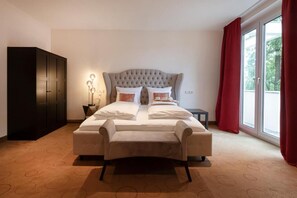 Escritorio, wifi gratis, ropa de cama