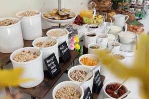 Ein Frühstücksbuffet mit verschiedenen Speisen und Behältern.
